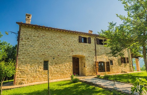 San Ginesio Villa | Restored farmhouse, heated swimming pool. 4 bedrooms, 4 bathrooms (3 ensuite)