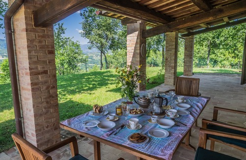 San Ginesio Villa | Restored farmhouse, heated swimming pool. 4 bedrooms, 4 bathrooms (3 ensuite)