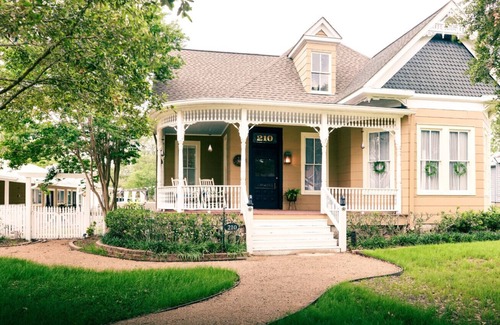 Bellville House | Restored Victorian, 3BR + POOL + HotTub | Unwind @TheFerns