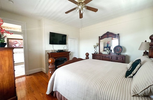 Elkton House | Restored Victorian farmhouse comfort meets luxury - hot tub, fire pit, gameroom