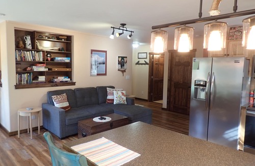 Bear Creek House | Resurrection Peaks Lodge. Upper unit sleeps 6, private lot and close to town.