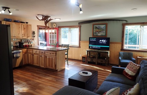 Bear Creek House | Resurrection Peaks Lodge. Upper unit sleeps 6, private lot and close to town.