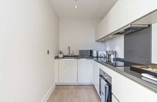 Sunbury on Thames Apartment | Retail Park Apartment Sleeps SEVEN Turbo WiFi