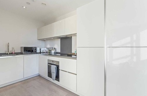 Sunbury on Thames Apartment | Retail Park Apartment Sleeps SEVEN Turbo WiFi