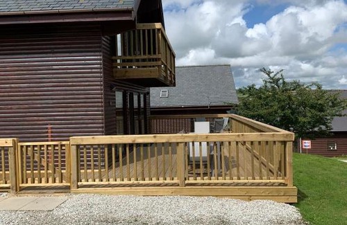 Winnard's Perch House | Retallack Resort 4 bedroom lodge - Hot Tub for hire on request -Pool & Spa