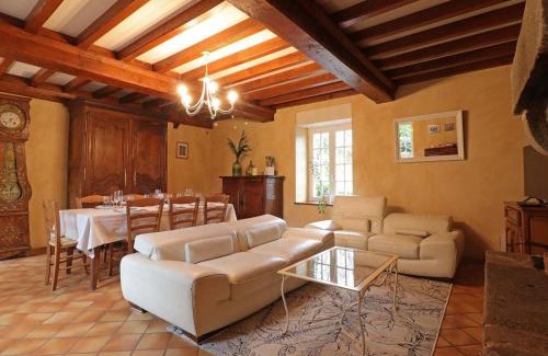 Tinchebray-Bocage House | Retraite paisible en maison traditionnelle, 4 chambres, jardin arboré, cheminée et nature luxuriante. - FR-1-497-154
