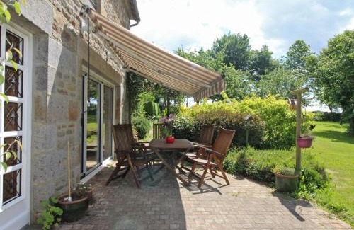 Tinchebray-Bocage House | Retraite paisible en maison traditionnelle, 4 chambres, jardin arboré, cheminée et nature luxuriante. - FR-1-497-154