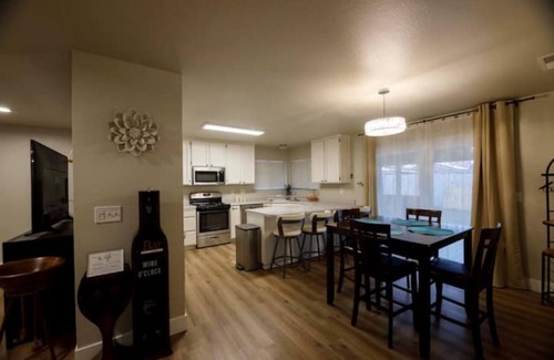 Cascade House | Retreat 5 bed, 4 room 3.8 mi. from Redding Airport