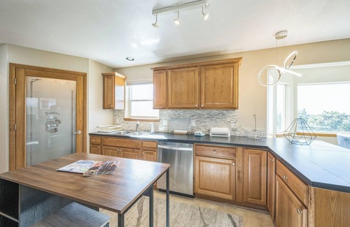 Castle Rock House | Retreat 7BR 8BD 6BA Sleep11 Accessible CamperParking Shop Golf