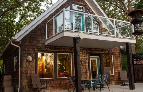 Belmont Cabin | Retreat 95 - Beautiful cabin with hot tub and tiki bar at Pelican Lake