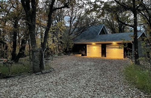 Belmont Cabin | Retreat 95 - Beautiful cabin with hot tub and tiki bar at Pelican Lake