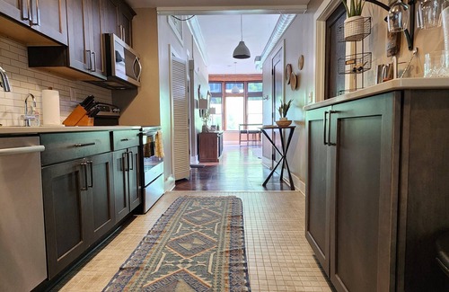 Old City Condo | Retreat at Harvest: Ultra-Modern, Downtown, Sleeps 6, WiFi, Full Kitchen, Stylish Decor