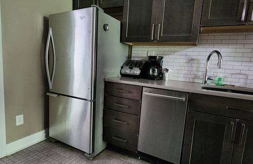 Old City Condo | Retreat at Harvest: Ultra-Modern, Downtown, Sleeps 6, WiFi, Full Kitchen, Stylish Decor