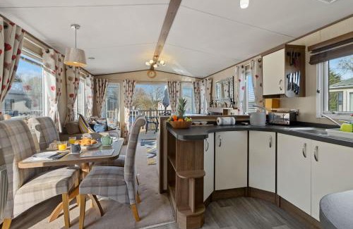 Cheriton Bishop Ski Chalet | Retreat at the Lake - Fishing Lakes, Heated Outdoor Swimming Pool 500yrds on Sister Park