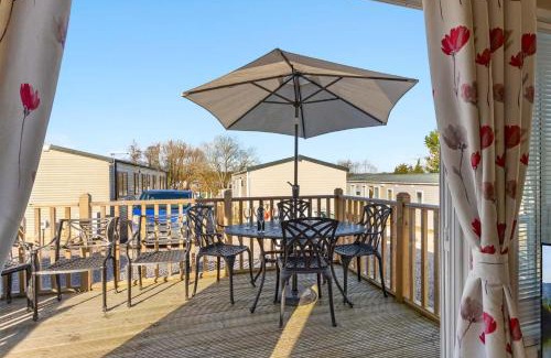 Cheriton Bishop Ski Chalet | Retreat at the Lake - Fishing Lakes, Heated Outdoor Swimming Pool 500yrds on Sister Park