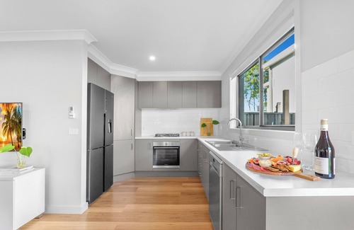 South Nowra House | Retreat at Woodland - Entertainers Delight with BBQ, Pizza Oven & Firepit.