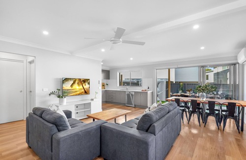 South Nowra House | Retreat at Woodland - Entertainers Delight with BBQ, Pizza Oven & Firepit.