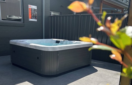 South Nowra House | Retreat at Woodland - Entertainers Delight with BBQ, Pizza Oven & Firepit.