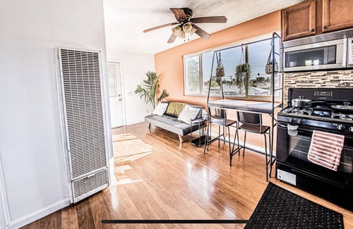 Midway Apartment | Retreat at your bright & breezy guest suite