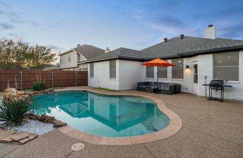 Roanoke House | Retreat in Roanoake |Roanoke Hidden Oasis | Resort Style Living