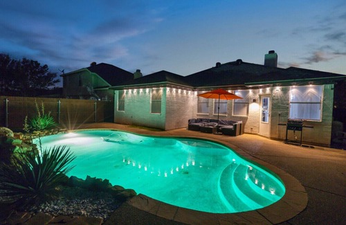 Roanoke House | Retreat in Roanoake |Roanoke Hidden Oasis | Resort Style Living