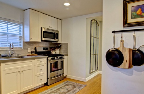 Washington Ave./ Memorial Park House | Retreat in The Heights - Cottage Grove bungalow