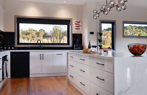 Daylesford House | Retreat Lake Daylesford - Walking Distance to Lake Daylesford - Free Wifi!