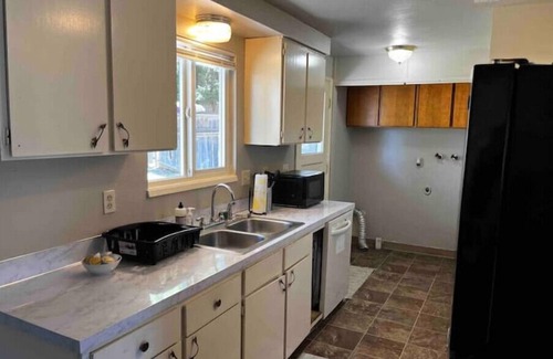 Medford House | Retreat Near Hospital w/Self Check-in + Laundry