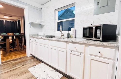 Hattiesburg House | "Retreat on Hardy Street: 2 Kings & 2 Twin Beds"