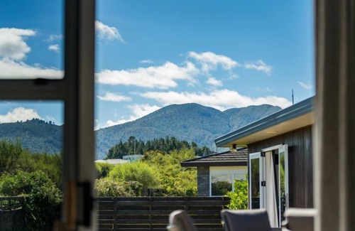 Hilltop House | Retreat on Harvey Street