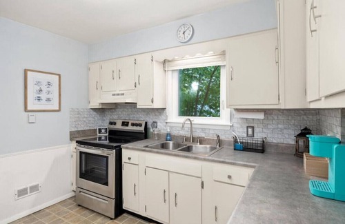 Peoria Heights House | Retreat on Rouse: Cozy 2BD Bursting with Color