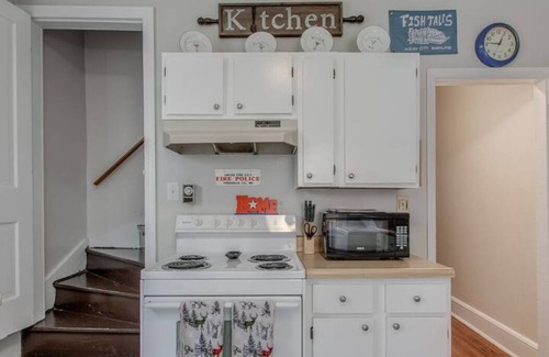 Downtown House | RETREAT on the CREEK - Businees Travelor or Weekend Getaway. HISTORIC DISTRICT.