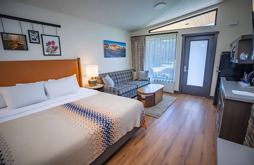 Mammoth Lakes Hotel | Retreat Steps From Devils Postpile National Monument & Scenic Trailheads