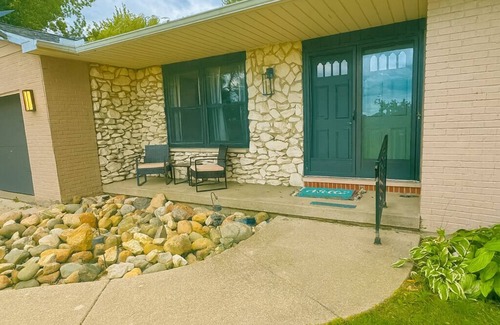 Frankenmuth House | Retreat to 5 Acres of Privacy Just 1 Mile from Downtown Frankenmuth.