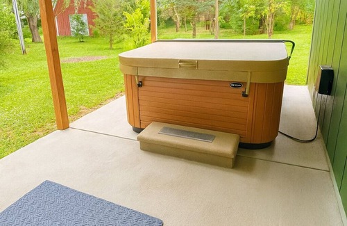 Frankenmuth House | Retreat to 5 Acres of Privacy Just 1 Mile from Downtown Frankenmuth.