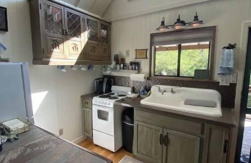 Leakey Cabin | Retreat To Mill Creek Canyon, Leakey TX