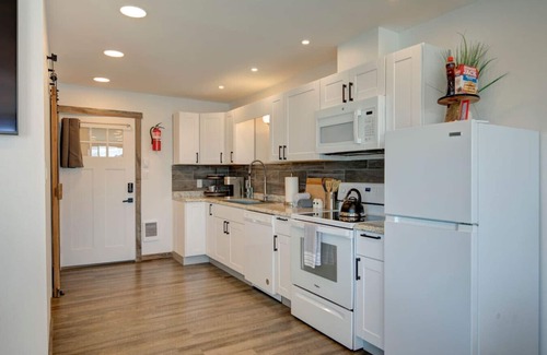 South Bend Apartment | Retreat to the Oyster Bay Hideaway Suite