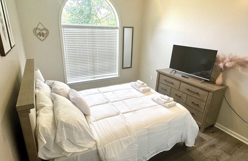 Olive Branch House | Retreat To This 5 Star Hidden Gem in Olive Branch!