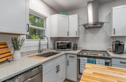 Raleigh House | Retreat to your own Refuge w/towering pines & oaks w/firepit close to everything