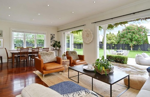 Saint Albans House | Retreat Villa - 6 Bedroom holiday home in St Albans