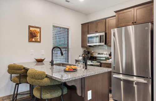 Hollister Cabin | Retreat w Arcade-Pvt Hot Tub-Free Tickets-Community In&Outdoor Pool-Near Thunder Ridge