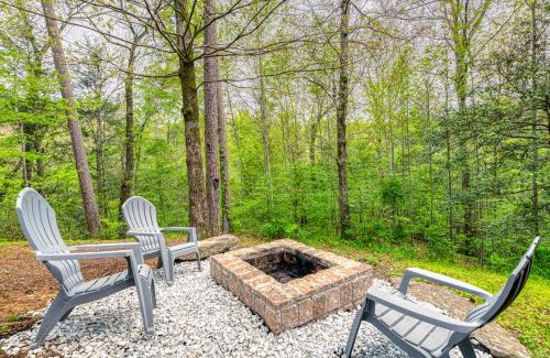 Gatlinburg - Pigeon Forge House | Retreat w Hot Tub Fire Pit Pool Table Foosball