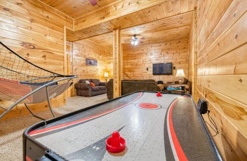 Gatlinburg - Pigeon Forge House | Retreat w Hot Tub Fire Pit Pool Table Foosball
