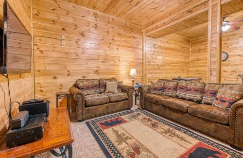 Gatlinburg - Pigeon Forge House | Retreat w Hot Tub Fire Pit Pool Table Foosball