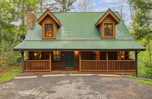 Gatlinburg - Pigeon Forge House | Retreat w Hot Tub Fire Pit Pool Table Foosball