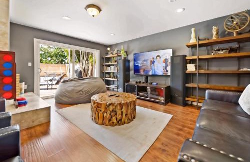 Reseda House | Retreat with Pool