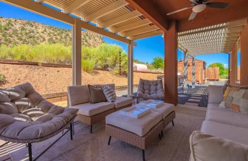 Apple Valley House | Retreat, Zion view, Hot Tub, RV Parking, 27 miles Zion