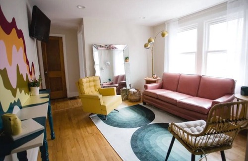 Avondale Apartment | Retro 2 bedroom bungalow in Chicago's Avondale neighborhood