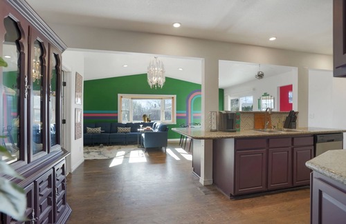 Dupont House | Retro 5 Bedroom Retreat 15 minutes from DT with Hot tub and Arcade!