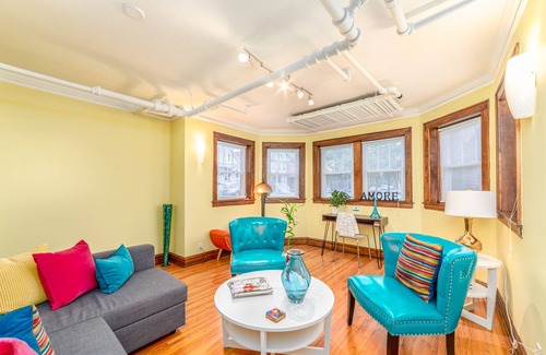 Andersonville Apartment | Retro Apartment in Andersonville
